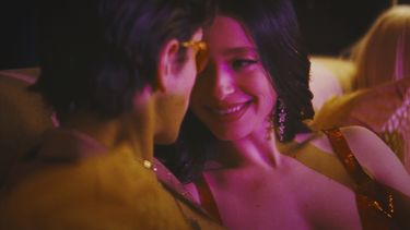 Esta imagen proporcionada por Neon muestra a Mark Eydelshteyn, izquierda, y Mikey Madison en una escena de Anora. (Neon via AP)