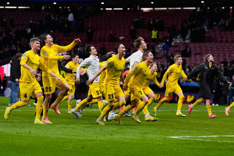 Jugadores del Bodø/Glimt de Noruega celebran al final del partido de fútbol de la fase inicial de la Liga de Campeones contra el Atlético de Madrid, el miércoles 28 de enero de 2026, en Madrid, España. (AP Foto/Manu Fernandez)
