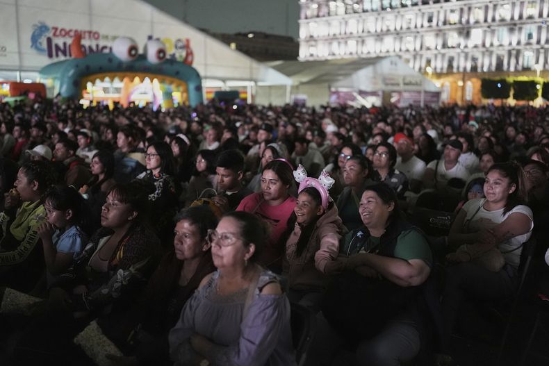 Personas ven la película Flow en una pantalla gigante en el Zócalo, la plaza principal de la Ciudad de México, el miércoles 30 de abril de 2024. (Foto AP/Eduardo Verdugo)