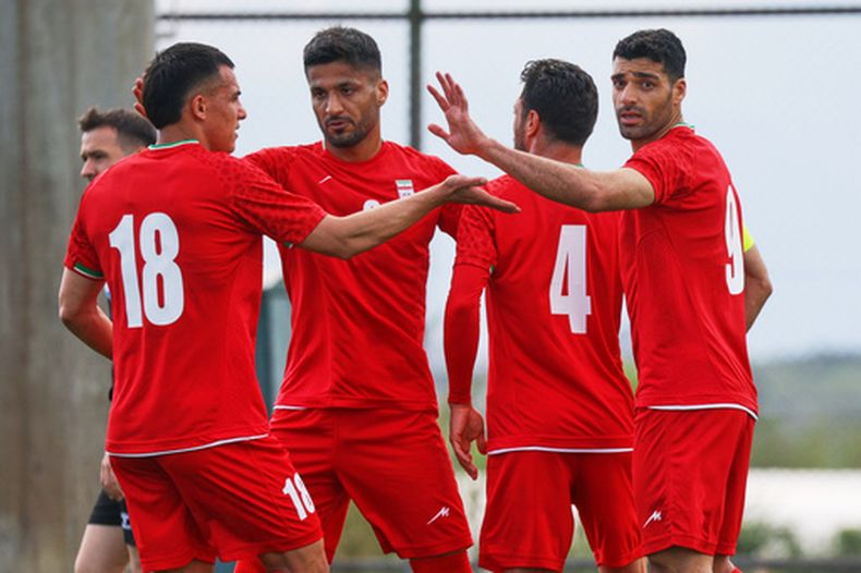 Mehdi Taremi (derecha) celebra con sus compañeros de Irán tras anotar el segundo gol en un amistoso contra Costa Rica, en Antalya, el martes 31 de marzo de 2026. (AP Foto/Riza Ozel)