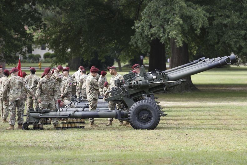 Soldados preparan la ceremonia para cambiar el nombre de la base militar Fort Bragg, en Carolina del Norte, a Fort Liberty, viernes 2 de junio de 2023. El cambio de nombre es parte de una iniciativa para quitarles nombres de la Confederación esclavista a las instalaciones militares. (AP Foto/Karl B DeBlaker)