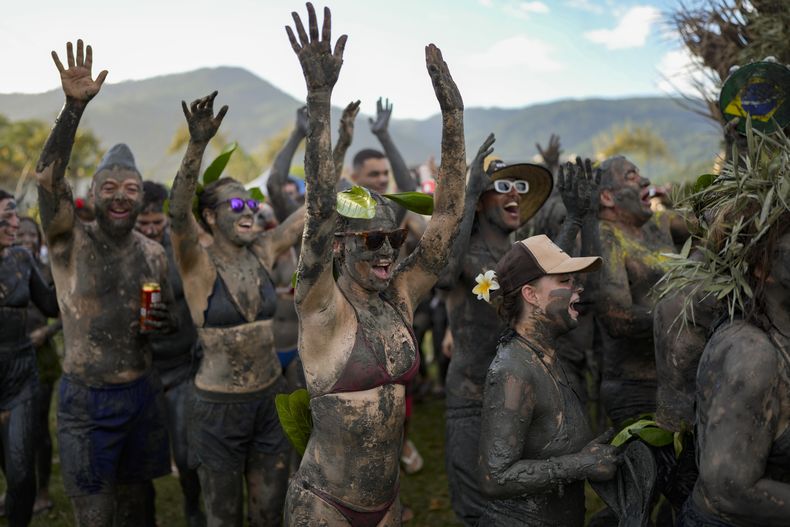 Juerguistas en la fiesta de carnaval del Bloco del Lodo en Paraty, Brasil, el sábado 1 de marzo de 2025. (AP foto/Andre Penner)