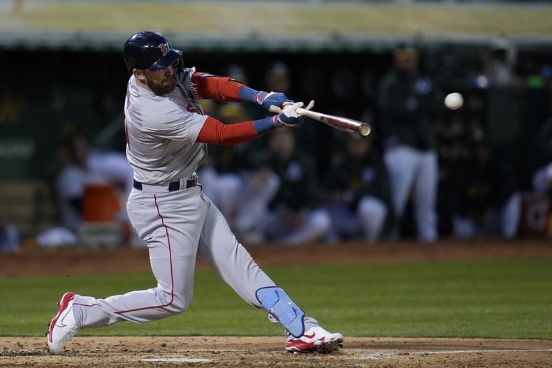 Trevor Story, de Medias Rojas de Boston, batea doblete de dos carreras en contra de los Atléticos de Oakland, durante la tercera entrada del juego de béisbol, el lunes 1 de abril de 2024, en Oakland California. (AP Foto/Godofredo A. Vásquez)