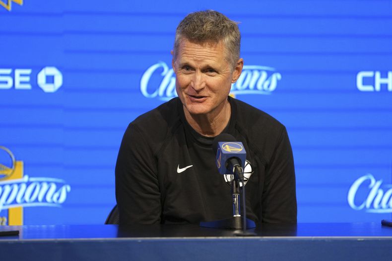 ARCHIVO - Foto del 28 de marzo del 2023, el entrenador de los Warriors de Golden State Steve Kerr habla en conferencia de prensa antes del duelo ante los Pelicans de Nueva Orleans. (AP Foto/Darren Yamashita, Archivo)