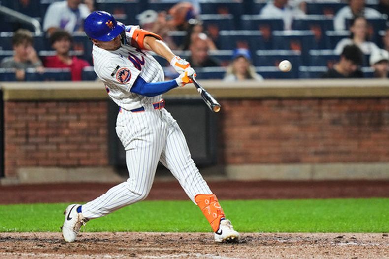Tyrone Taylor, de los Mets de Nueva York, conecta un jonrón de tres carreras durante la séptima entrada de un partido de béisbol contra los Bravos de Atlanta el lunes 27 de julio de 2026, en Nueva York. (Foto AP/Frank Franklin II)