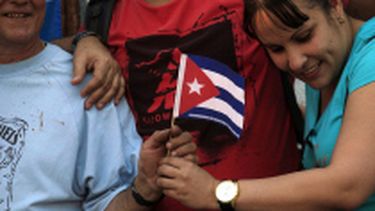 Ciudadanos cubanos que viven en Chile, tienen la bandera cubana