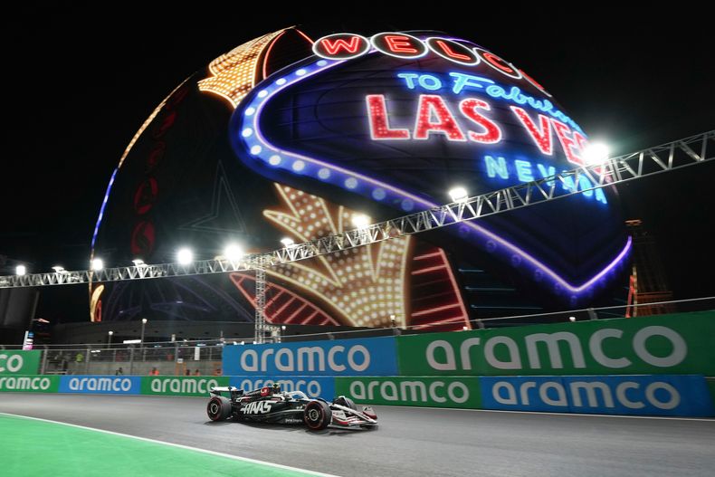 ARCHIVO - Nico Hülkenberg, piloto de Haas de Alemania, realiza una vuelta de calentamiento durante la carrera de autos del Gran Premio de F1 de Las Vegas, el sábado 23 de noviembre de 2024, en Las Vegas. (AP Photo/Rick Scuteri, Archivo)
