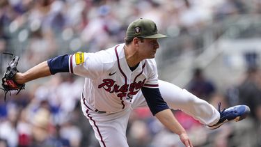 El lanzador abridor de los Bravos de Atlanta, Jared Shuster (45), trabaja en contra de los Marineros de Seattle en la tercera entrada en el juego de béisbol, el domingo 21 de mayo de 2023, en Atlanta. (AP Foto/John Bazemore)
