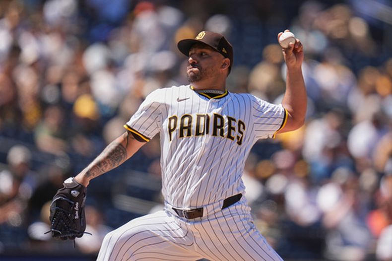 ARCHIVO - El abridor de los Padres de San Diego, Nestor Cortés, lanza contra un bateador de los Orioles de Baltimore durante la segunda entrada de un partido de béisbol el 3 de septiembre de 2025, en San Diego. (Foto AP/Gregory Bull, archivo)