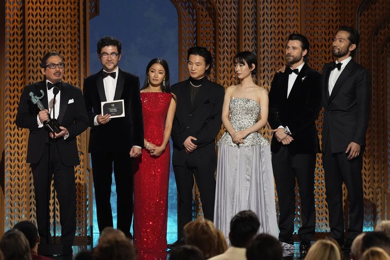 Hiroyuki Sanada, de izquierda a derecha, Tadanobu Asano, Anna Sawai, Hiroto Kanai, Moeka Hoshi, Tommy Bastow, y Shinnosuke Abe reciben el premio a mejor elenco de una serie dramática por Shogun en la 31ª edición anual de los Premios SAG el domingo 23 de febrero de 2025 en el Shrine Auditorium de Los Ángeles. (Foto AP/Chris Pizzello)