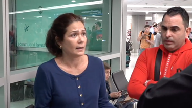 cubana reacciona al enterarse que su padre esta siendo trasladado a centro de detencion
