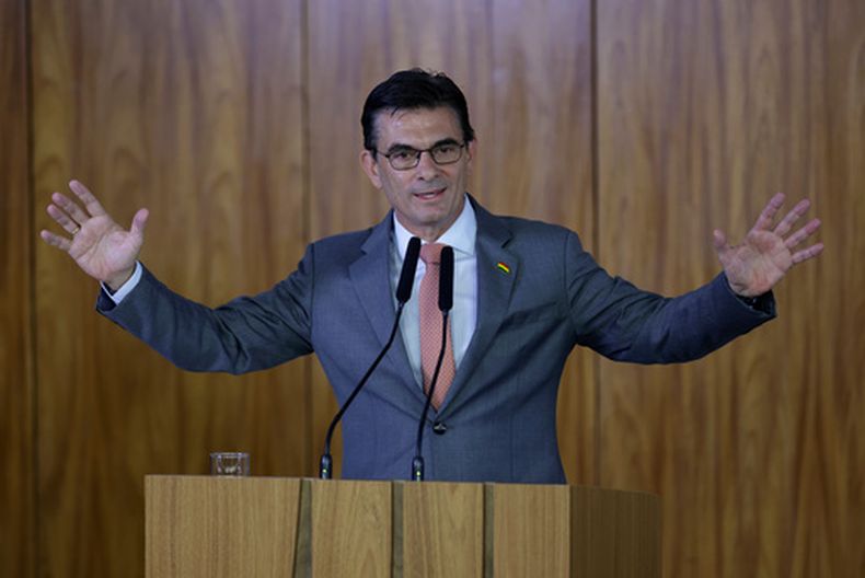 El presidente de Bolivia, Rodrigo Paz, interviene durante una declaración conjunta con el presidente de Brasil, Luiz Inácio Lula da Silva, durante una reunión en el palacio presidencial de Planalto, en Brasilia, Brasil, el lunes 16 de marzo de 2026. (AP Foto/Luis Nova)