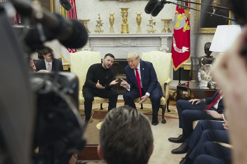 El presidente Donald Trump, derecha, dialoga con el presidente ucraniano Volodymyr Zelenskyy en el Despacho Oval de la Casa Blanca, el 28 de febrero de 2025, en Washington. (AP foto/ Mystyslav Chernov)