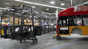 ARCHIVO - Vista de buses eléctricos en New Flyer, una fábrica de vehículos eléctricos, 9 de febrero de 2023 en St. Cloud, Minnesota. La inflación mayorista en Estados Unidos cayó por tercer mes consecutivo en diciembre, informó el Departamento de Trabajo el viernes 12 de enero de 2024. (AP Foto/Abbie Parr)