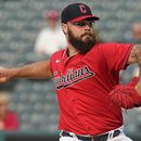 Hunter Gaddis de los Guardianes de Cleveland lanza en la primera entrada ante los Medias Blancas de Chicago el lunes 22 de mayo del 2023. (AP Foto/Sue Ogrocki)