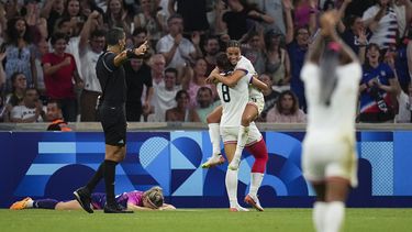La estadounidense Lynn Williams (8) celebra su gol con su compañera de equipo Mallory Swanson durante el partido de fútbol femenino del Grupo B contra Alemania en el Estadio Velódromo, durante los Juegos Olímpicos de Verano 2024, el domingo 28 de julio de 2024, en Marsella, Francia. (AP Foto/Daniel Cole)