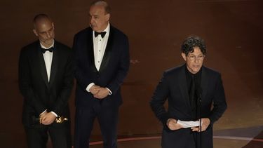 James Wilson (izquierda), Leonard Blavatnik (centro) y Jonathan Glazer aceptan el Oscar a mejor largometraje internacional por The Zone of Interest (Zona de interés) durante la entrega de los premios el domingo 10 de marzo de 2024, en el Teatro Dolby de Los Ángeles. (AP Foto/Chris Pizzello)