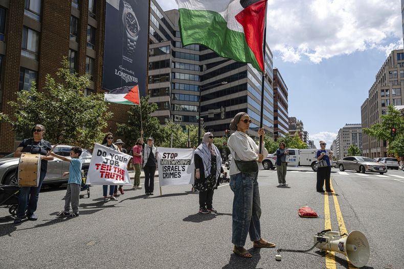 Manifestantes propalestinos se reúnen para una protesta ante las oficinas de Associated Press, el jueves 28 de agosto de 2025, en Washington. (AP Foto/Jon Cherry)