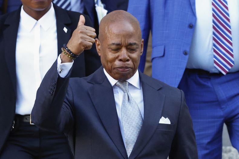 ARCHIVO - El alcalde de la ciudad de Nueva York, Eric Adams, sale de un tribunal federal en Nueva York, el 1 de noviembre de 2024. (AP Foto/Kena Betancur, Archivo)