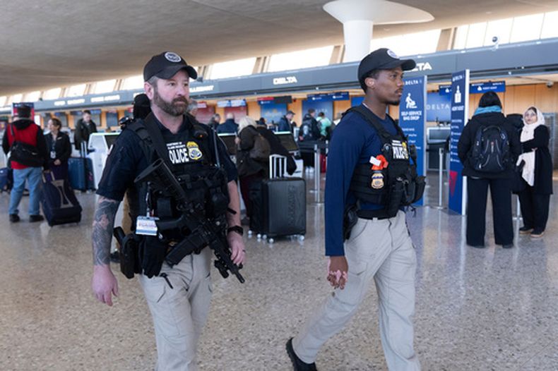 Guardias de seguridad patrullan en el Aeropuerto Internacional Dulles en Chantilly, Virginia, el 24 de marzo del 2026. (AP foto/Manuel Balce)