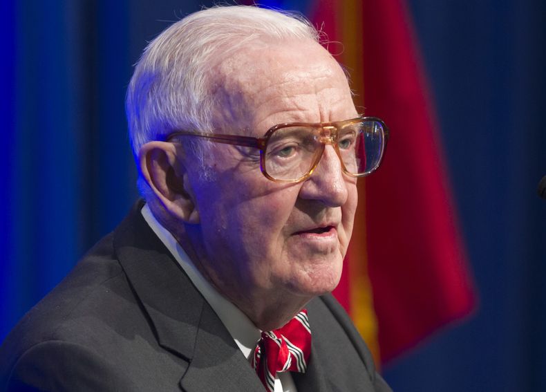 El ex magistrado de la Corte Suprema, John Paul Stevens, durante una conferencia en la Escuela Clinton de Servicio P&uacute;blico en Little Rock, Arkansas, el mi&eacute;rcoles 30 de mayo de 2012. Stevens, de 94 a&ntilde;os, dijo que el gobierno debe legal