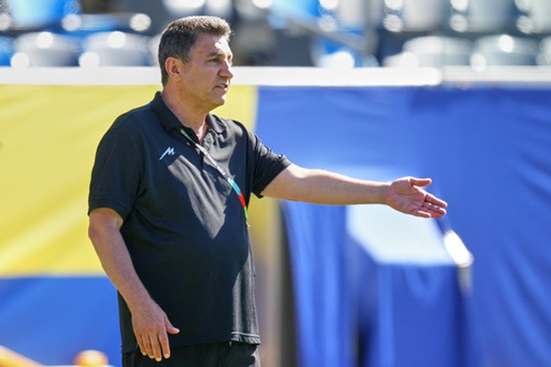 Amir Ghalenoei, entrenador de Irán, dirige una práctica para el Mundial el sábado 20 de junio de 2026 en Carson, California (AP Foto/Andre Penner)