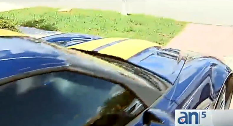 Un propietario de un de un auto de lujo lanza fuertes acusaciones contra el taller que debía reparar se vehículo.