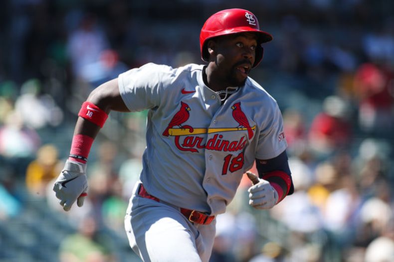 Jordan Walker, de los Cardenales de San Luis, corre a la inicial al batear un doble productor ante los Atléticos, el jueves 14 de mayo de 2026 (AP Foto/Scott Marshall)