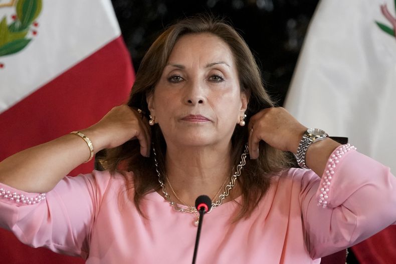 ARCHIVO - La presidenta peruana Dina Boluarte muestra sus joyas durante una conferencia de prensa, el 5 de abril de 2024, en el Palacio de Gobierno en Lima. (AP Foto/Martín Mejía, archivo)