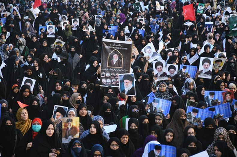 Musulmanes chiíes participan en una protesta para condenar el asesinato del líder supremo iraní, el ayatolá Alí Jamenei, y contra los ataques israelíes contra Irán, en Karachi, Pakistán, el viernes 6 de marzo de 2026. (Foto AP/Ali Raza)