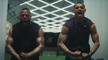 En la imagen, publicada por Universal Pictures, aparecen Marlon Wayans, izquierda, y Tyriq Withers en una escena de Him. (Universal Pictures vía AP)