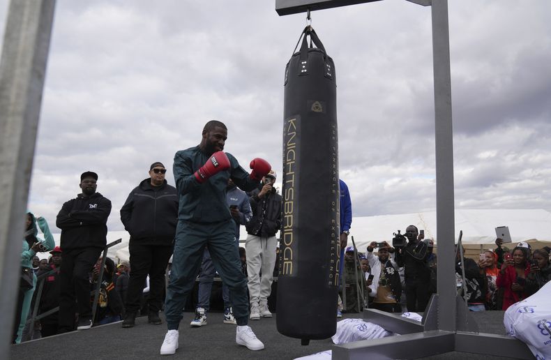El exboxeador estadounidense Floyd Mayweather ofrece una exhibición en Harare, Zimbabue, el jueveas 13 de julio de 2023 (AP Foto/Tsvangirayi Mukwazhi)