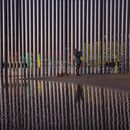 Trump busca dinero de donde pueda para construir el muro