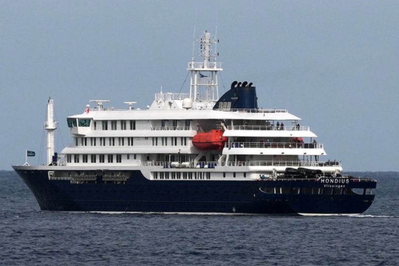 El crucero MV Hondius sale de puerto en Praia, Cabo Verde, el miércoles 6 de mayo de 2026. (AP Foto/Misper Apawu)