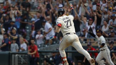Ryan Jeffers pega sencillo por los Mellizos de Minnesota ante los Medias Blancas de Chicago el domingo 23 de julio de 2023, en Minneapolis (AP Foto/Bruce Kluckhohn)