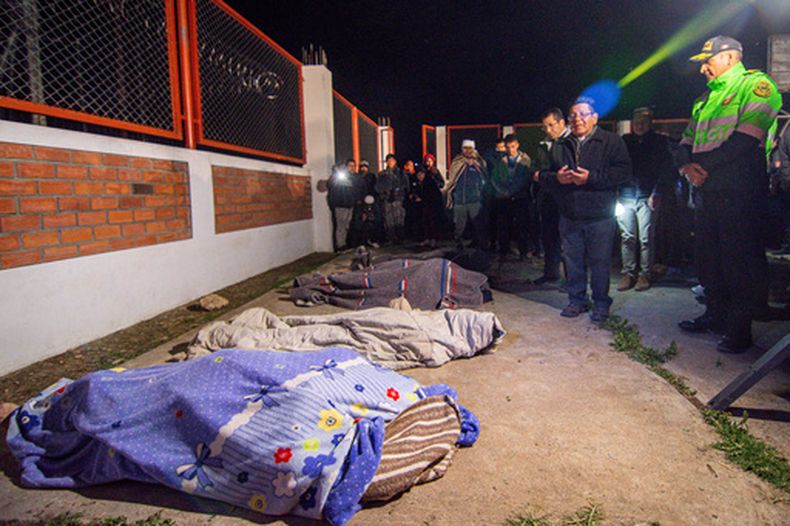 Residentes permanecen junto a los cuerpos cubiertos de vecinos fallecidos en un sismo que sacudió Pumpunya, Perú, el domingo 19 de julio de 2026. (Foto AP/Javier Ninanya)