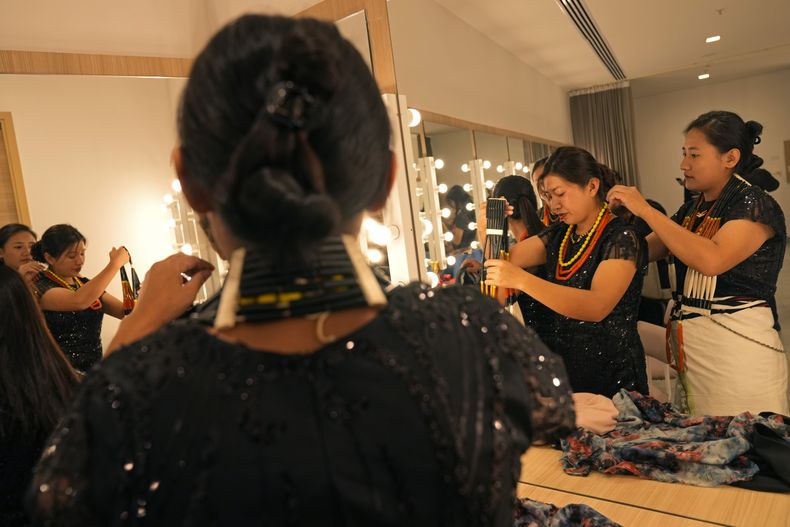 Artistas del estado de Nagaland, en el noreste de la India, se preparan antes de una actuación en el Festival de Piano Brillante de dos días en Bengaluru, India, el domingo 29 de septiembre de 2024. (Foto AP/Aijaz Rahi)
