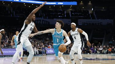 Ball y Hornets derrotan a Spurs, que hilan 14 tropiezos