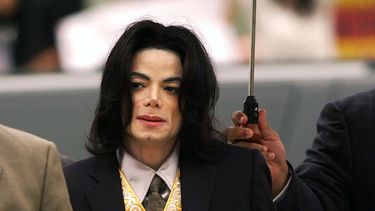 ARCHIVO - Michael Jackson llega al juzgado del condado de Santa Bárbara para su juicio por abuso de menores en Santa María, California, el 25 de mayo de 2005. El miércoles 26 de julio de 2023, un tribunal de apelaciones de California considerará revivir las demandas desestimadas de dos hombres que alegan Michael Jackson abusó sexualmente de ellos cuando eran niños durante años, una medida que parece probable que tome el tribunal después de una decisión tentativa que ordenaría que los casos vuelvan a un tribunal inferior para ser juzgados. (Aaron Lambert/Santa Maria Times vía AP, Pool)