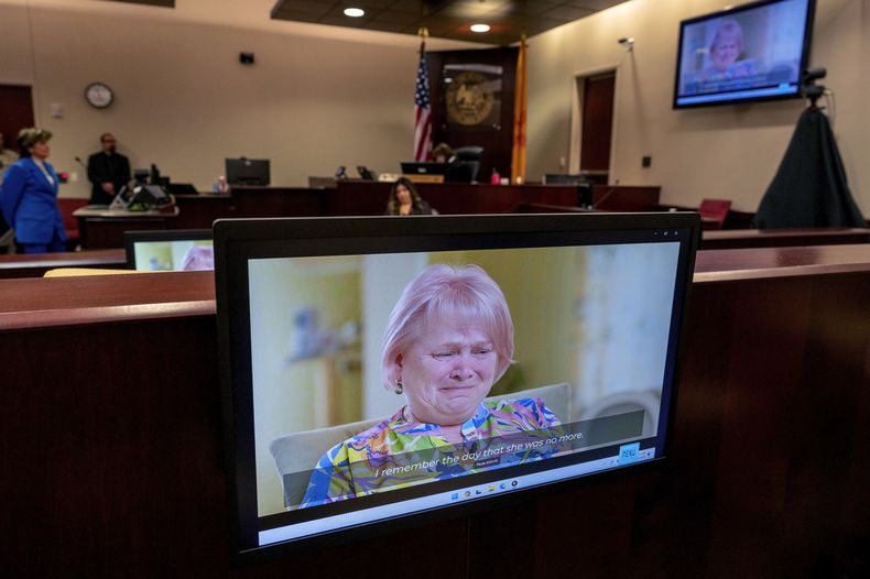 Olga Solovey, habla por video desde Ucrania, durante la audiencia de sentencia para Hannah Gutierrez-Reed en el tribunal estatal de distrito en Santa Fe, Nuevo México, el lunes 15 de abril de 2024. Gutierrez-Reed, la supervisora de armas en el set de la película del oeste Rust, fue sentenciada a 18 meses de prisión. Fue declarada culpable en marzo de homicidio involuntario por la muerte de la directora de fotografía Halyna Hutchins, quien recibió un disparo mortal de Alec Baldwin en 2021. (Eddie Moore/Albuquerque Journal via AP, Pool)