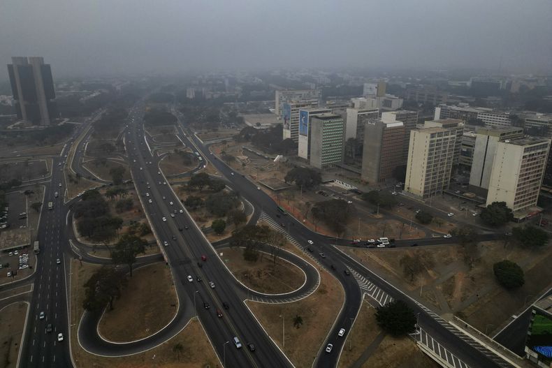 El humo de los incendios forestales se cierne sobre la ciudad durante una temporada de clima seco en Brasilia, Brasil, la madrugada del lunes 26 de agosto de 2024. (Foto AP/Eraldo Peres)