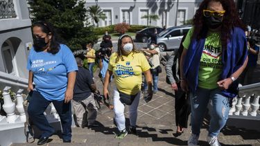 los maestros regresan a los salones de clase tras pacto con el gobernador