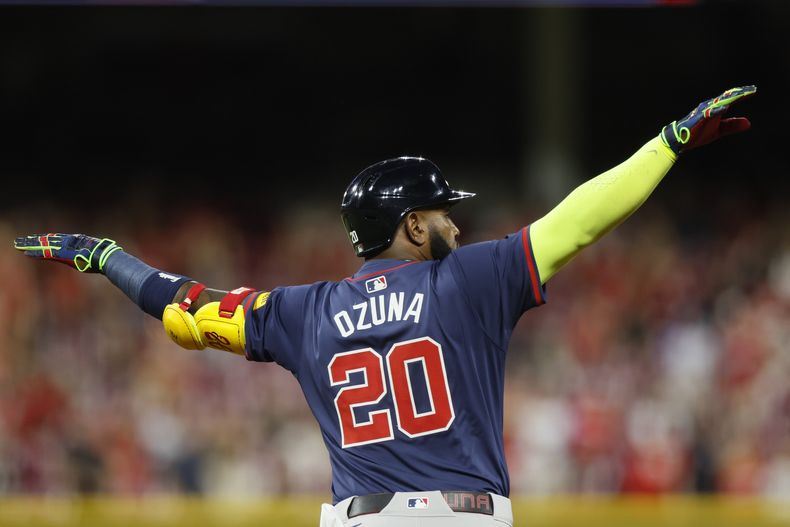 El dominicano Marcell Ozuna, de los Bravos de Atlanta, festeja su jonrón ante los Rojos de Cincinnati, el miércoles 18 de septiembre de 2024 (AP Foto/Jay LaPrete)