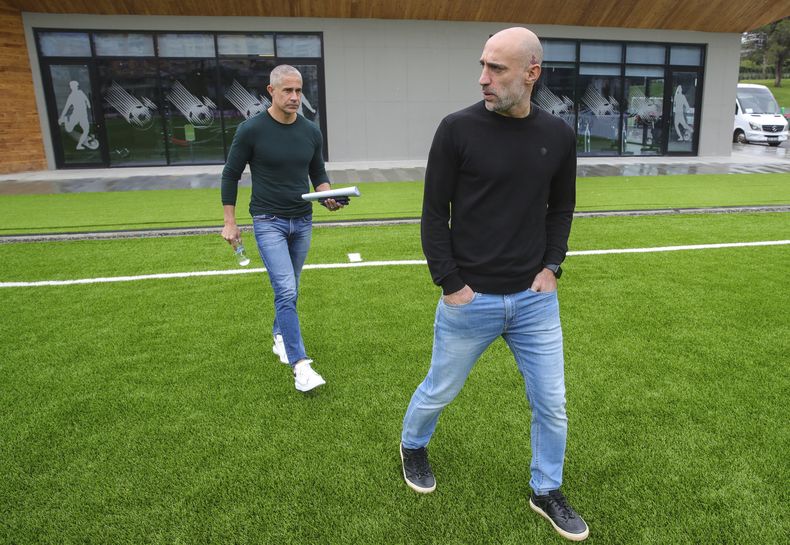 El técnico brasileño de Albania Sylvinho (atrás) y su asistente argentino Pablo Zabaleta durante una entrevista, el miércoles 22 de noviembre de 2023, en Tirana, Albania. (AP Foto/Armando Babani)
