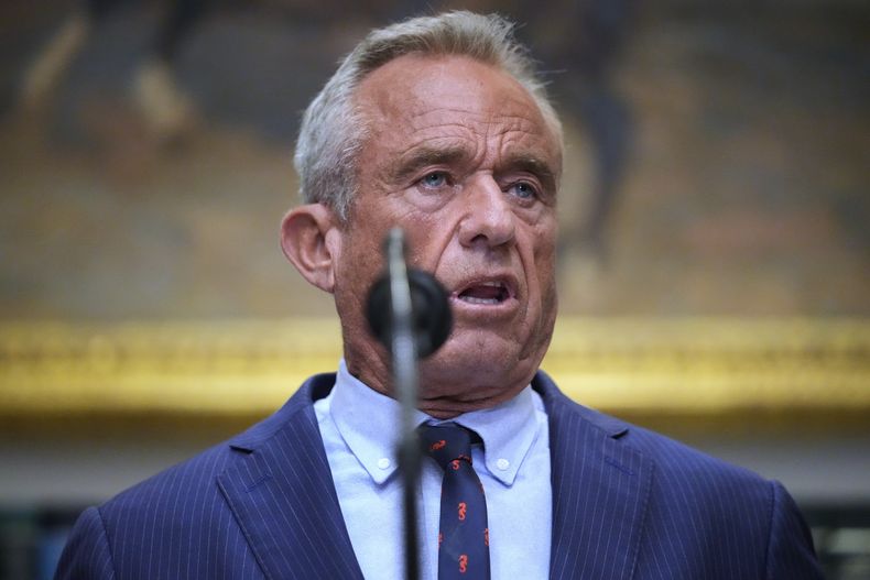 El secretario de Salud y Servicios Humanos de EEUU, Robert F. Kennedy Jr., habla en la Casa Blanca, en Washington, el lunes 22 de septiembre de 2025 durante un evento con el presidente Donald Trump. (AP Foto/Mark Schiefelbein)