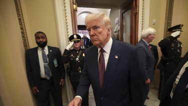 El presidente estadounidense Donald Trump abandona el recinto de la Cámara de Representantes tras pronunciar un discurso ante una sesión conjunta del Congreso, en el Capitolio, Washington, el martes 4 de marzo de 2025. (Win McNamee/Pool Photo via AP)