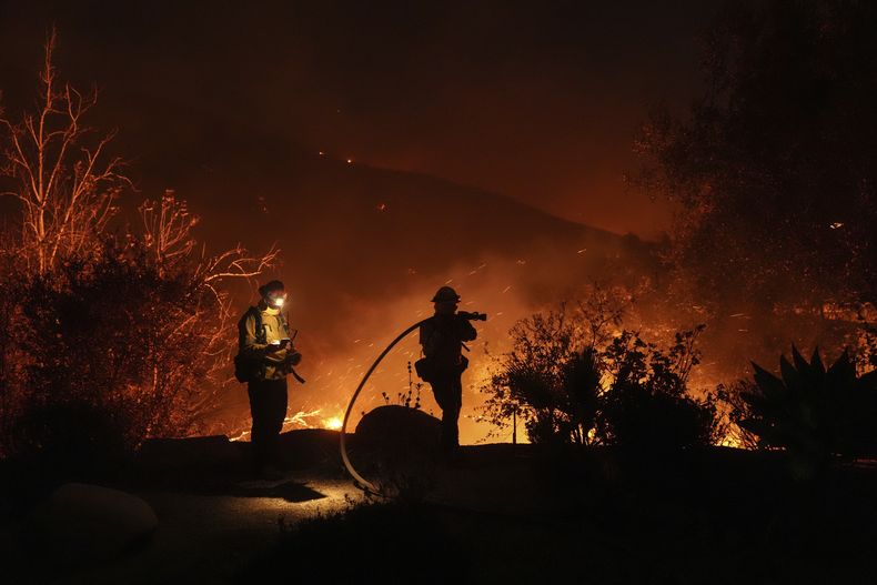 Bomberos luchan contra las llamas del llamado incendio Franklin, en Malibú, California, el 10 de diciembre de 2024. (AP Foto/Jae C. Hong)