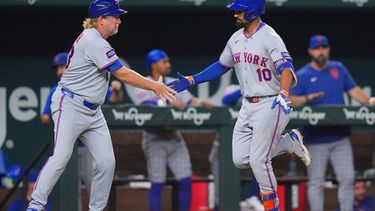 Marcus Semien es felicitado por el entrenador de tercera base de los Mets de Nueva York Jacob Latz al correr las bases tras batear un jonrón solitario en la octava entrada ante los Rangers de Texas el miércoles 23 de septiembre del 2026. (AP Foto/LM Otero)