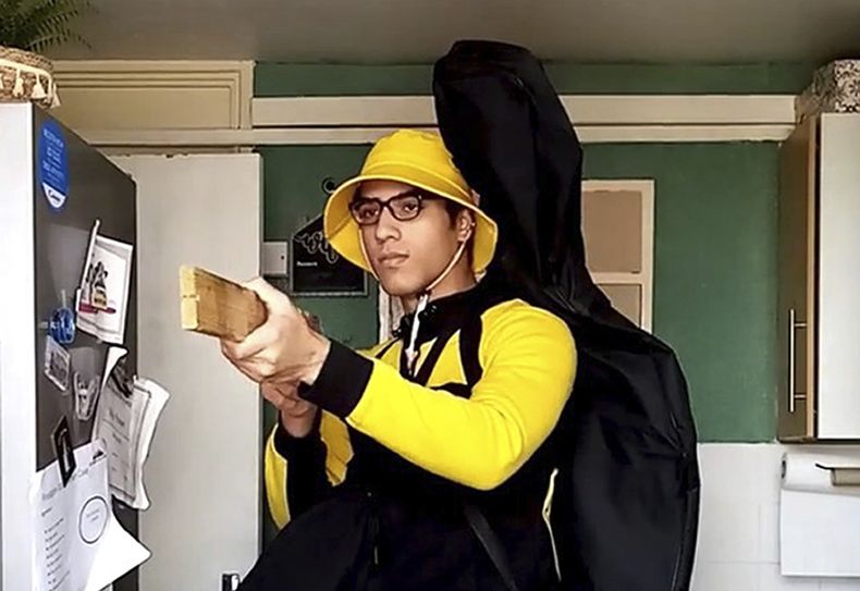 Captura de pantalla sin fecha difundida por la policía de Bedfordshire, Inglaterra, de Nicholas Prosper sosteniendo un tablón de madera como arma simulada. (Policía de Bedfordshire/PA vía AP)