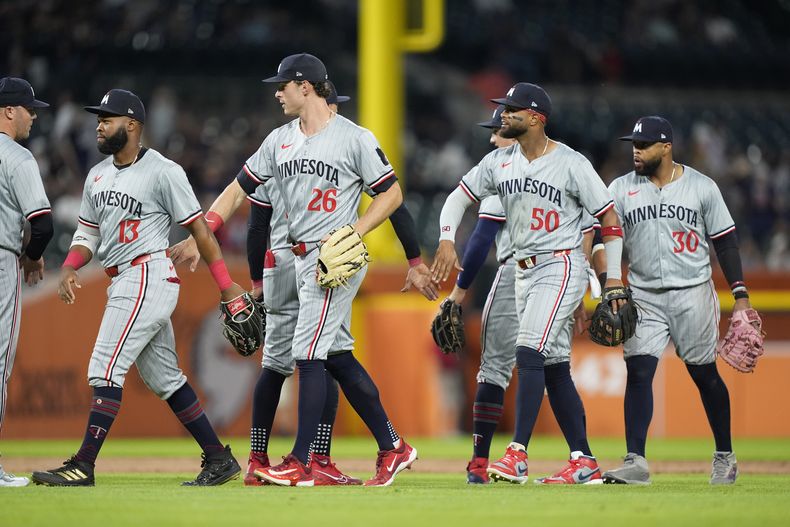 Los Mellizos de Minnesota celebran luego de su victoria, 9-3 sobre los Tigres de Detroit, el viernes 26 de julio de 2024, en Detroit. (AP Foto/Carlos Osorio)